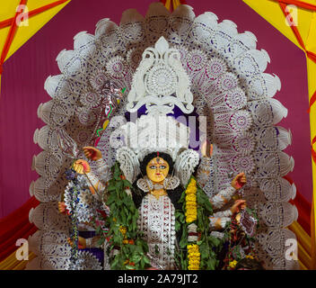Sarbojanin Puja Samiti, C-Pocket, Sarita Vihar, New Delhi, Indien, DT-07 Oct 2019. Eine Ansicht von Durga Puja Pandal Idiol In Stockfoto