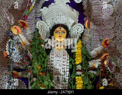 Sarbojanin Puja Samiti, C-Pocket, Sarita Vihar, New Delhi, Indien, DT-07 Oct 2019. Eine Ansicht von Durga Puja Pandal Idiol In Stockfoto
