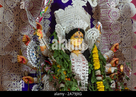 Sarbojanin Puja Samiti, C-Pocket, Sarita Vihar, New Delhi, Indien, DT-07 Oct 2019. Eine Ansicht von Durga Puja Pandal Idiol In Stockfoto
