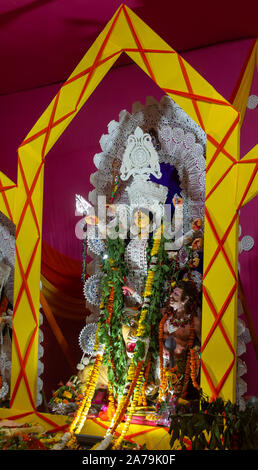 Sarbojanin Puja Samiti, C-Pocket, Sarita Vihar, New Delhi, Indien, DT-07 Oct 2019. Eine Ansicht von Durga Puja Pandal Idiol In Stockfoto