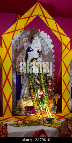 Sarbojanin Puja Samiti, C-Pocket, Sarita Vihar, New Delhi, Indien, DT-07 Oct 2019. Eine Ansicht von Durga Puja Pandal Idiol In Stockfoto