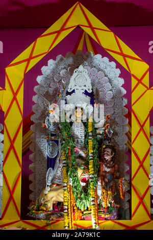 Sarbojanin Puja Samiti, C-Pocket, Sarita Vihar, New Delhi, Indien, DT-07 Oct 2019. Eine Ansicht von Durga Puja Pandal Idiol In Stockfoto