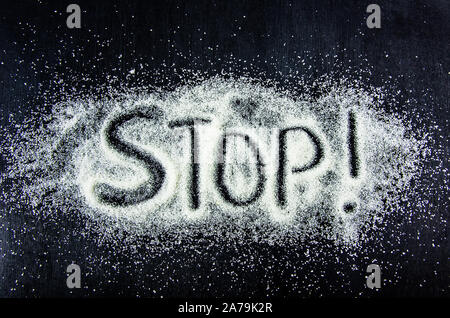 Blick von oben auf das Wort Stop auf der Sugar Sand. Konzept der Ernährung, Diabetes Control Stockfoto