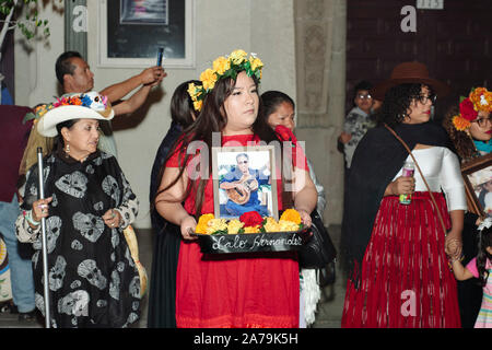 Los Angeles, Kalifornien/USA - Oktober 30, 2019: eine Frau hält einen kleinen Altar, einen geliebten Menschen ehren am Tag der Toten Feier an der Olvera Street Stockfoto