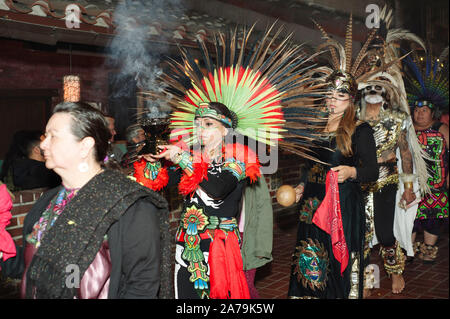 Los Angeles, Kalifornien/USA - 30. Oktober 2019: Zelebranten in traditionellen indigenen Kleidung Spaziergang in einem Tag der Toten Prozession an der Olvera Str gekleidet Stockfoto