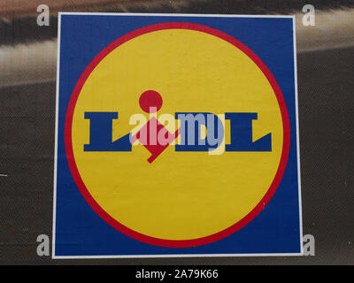 Logo von Lidl Supermarkt auf einem London Bus gesehen. Stockfoto