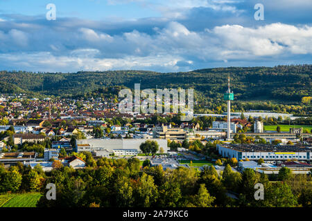 Deutschland, weiten Blick über die Skyline der Stadt Schorndorf durch grün bewaldeten Hügel im warmen Abendlicht umgeben Stockfoto