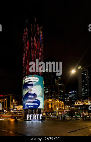 Digitale Medien wickeln um die Anzeige in der Nacht in Yagan Square, Perth, Australien am 23. Oktober 2019 Stockfoto