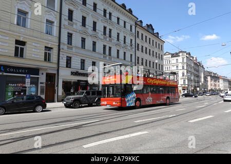 München. Bayern / Deutschland - Mai 1., 2019: Ausflug mit dem Bus mit ausländischen Touristen bewegt sich auf die Münchener Straße an einem sonnigen Tag Stockfoto