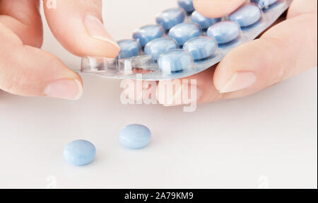 Blaue Pillen in Blister mit männlichen Hand Stockfoto
