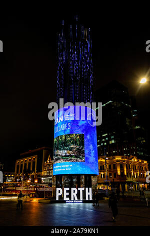 Digitale Medien wickeln um die Anzeige in der Nacht in Yagan Square, Perth, Australien am 23. Oktober 2019 Stockfoto