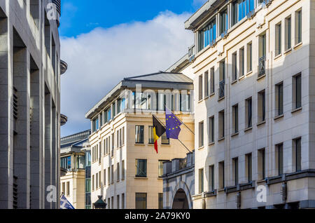 Belgische und EU-Flaggen auf Regierungsgebäude der Rue de Namur, Brüssel, Belgien fliegen. Stockfoto