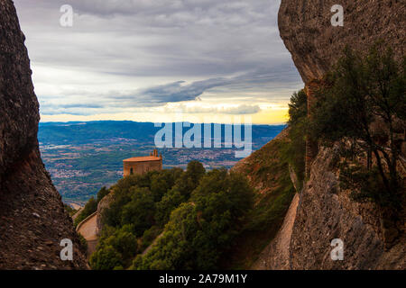 Blick von der Ermita de Sant Joan, vom cliffhanging Ermita de Sant Onofre, Montserrat, Katalonien, im 19. Jahrhundert erbaut wurde die Ermita de Sant O Stockfoto