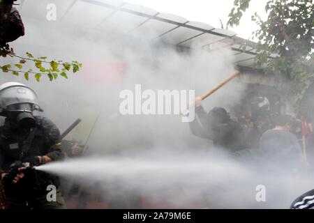 Athen, Griechenland. 31 Okt, 2019. Studenten zusammentreffen mit Bereitschaftspolizei bei einer Rallye außerhalb des griechischen Parlaments. Die Studenten protestierten gegen die Reformen des Bildungssystems durch die neue konservative Regierung. (Bild: © aristidis VafeiadakisZUMA Draht) Stockfoto