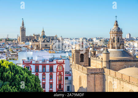 Blick auf die Skyline von Sevilla die Kathedrale von Sevilla La Giralda Glockenturm und Dächer der Stadt Sevilla Spanien Sevilla Andalusien Spanien EU Europa Stockfoto