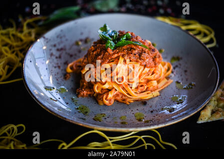 Italienische köstliche bolognesische Spaghetti mit frischen Zutaten, Fleisch und Gewürzen Stockfoto