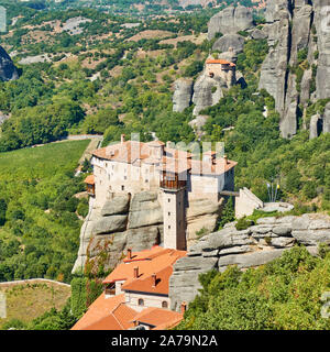 Klöster von Rousanou und Agios Nikolaos auf den Klippen in Meteora, Griechenland Stockfoto