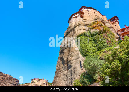 Die Klöster von Rousanou und Varlaam oben auf den Klippen iin Meteora, Griechenland Stockfoto