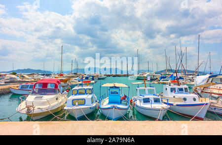 Bis günstig Fischerboote stets durch die Werft im Hafen von Aegina, Griechenland - Panoramaaussicht Stockfoto