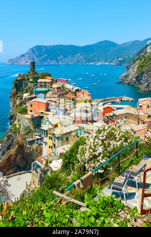 Vernazza Stadt auf der Klippe am Meer in Cinque Terre, Ligurien, Italien Stockfoto