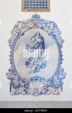 Eine azulejo mit der Darstellung der Jungfrau Maria, an der Wand der Lar de Santa Estefania, ehemaligen Convento do Carmo. Guimarães, Portugal Stockfoto