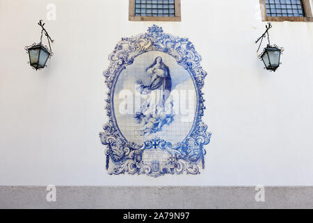 Eine azulejo mit der Darstellung der Jungfrau Maria, an der Wand der Lar de Santa Estefania, ehemaligen Convento do Carmo. Guimarães, Portugal Stockfoto