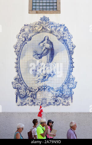 Eine azulejo mit der Darstellung der Jungfrau Maria, an der Wand der Lar de Santa Estefania, ehemaligen Convento do Carmo. Guimarães, Portugal Stockfoto