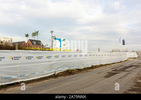 Der Bauzaun um ein Wassergraben Neubau Wohnsiedlung. Stockfoto