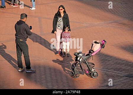 Eine asiatische Familie, die Fotos von sich selbst in Pioneer Courthouse Square in der Innenstadt von Portland, Oregon Stockfoto
