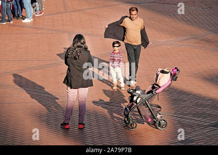Eine asiatische Familie, die Fotos von sich selbst in Pioneer Courthouse Square in der Innenstadt von Portland, Oregon Stockfoto