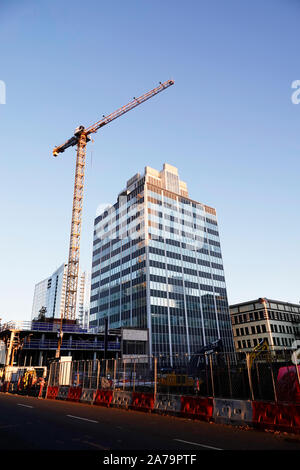 Ein riesiger baukran funktioniert auf ein neues Bürogebäude in der Innenstadt von Portland, Oregon Stockfoto