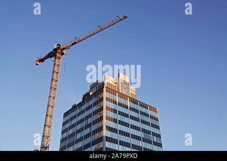 Ein riesiger baukran funktioniert auf ein neues Bürogebäude in der Innenstadt von Portland, Oregon Stockfoto