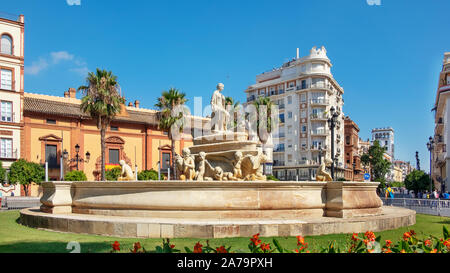 Landmark in Puerta de Jerez, eine von Kindern getragene See-Nymphe, allegorische Darstellung der Stadt, die vom römischen Imperium, Sevilla, Spanien, als Hispalis bekannt ist Stockfoto