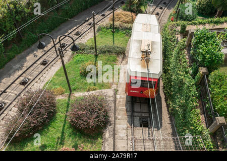 Obere Zeile in Bergamo Stadt Standseilbahn (funicolare Citta Alta). Rote Standseilbahn verbindet alte Obere Stadt und neu. Malerische Aussicht auf das historische Zentrum von Bergamo. Stockfoto