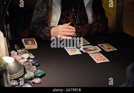 Boothbay Harbor, ME/USA - Oktober 20, 2019: Tarot card reader sagt Client ihre Interpretationen über die Karten, die Sie aus dem Deck zeichnete Stockfoto