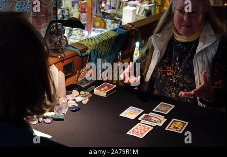 Boothbay Harbor, ME/USA - Oktober 20, 2019: Tarot card reader sagt Client ihre Interpretationen über die Karten, die Sie aus dem Deck zeichnete Stockfoto
