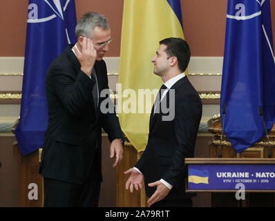 NATO-Generalsekretär, Jens Stoltenberg (L) und der Präsident der Ukraine, Wladimir Zelensky (R) sprechen nach einer Pressekonferenz. Der Nordatlantikrat (NAC) mit NATO-Generalsekretär, Jens Stoltenberg besucht Ukraine Oktober 30-31, 2019. Stockfoto