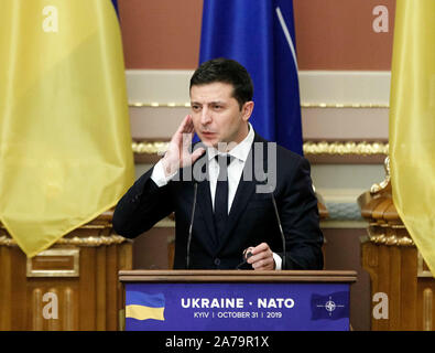 Der Präsident der Ukraine, Wladimir Zelensky spricht mit den Mitteln nach der NATO-Ukraine Kommission Sitzung. Der Nordatlantikrat (NAC) mit NATO-Generalsekretär, Jens Stoltenberg Ukraine besuchte im Oktober 30-31, 2019. Stockfoto