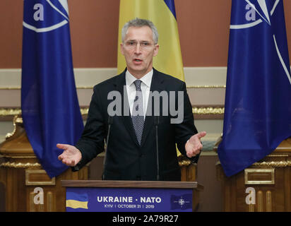 NATO-Generalsekretär, Jens Stoltenberg spricht mit den Mitteln nach der NATO-Ukraine Kommission Sitzung. Der Nordatlantikrat (NAC) mit NATO-Generalsekretär, Jens Stoltenberg Ukraine besuchte im Oktober 30-31, 2019. Stockfoto