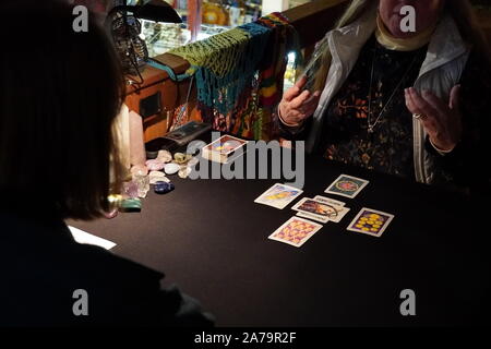 Boothbay Harbor, ME/USA - Oktober 20, 2019: Tarot card reader sagt Client ihre Interpretationen über die Karten, die Sie aus dem Deck zeichnete Stockfoto