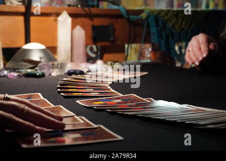 Boothbay Harbor, ME/USA - Oktober 20, 2019: Client nimmt Karten aus der Verbreitung während einer Tarot lesen Stockfoto