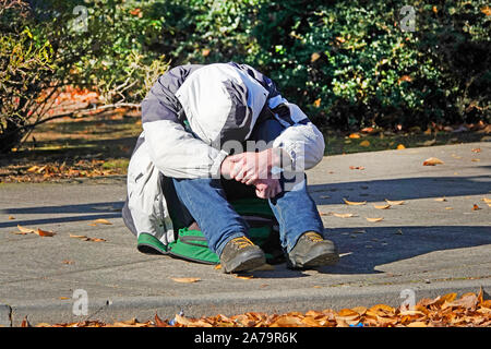 Fast 4.100 Menschen sind obdachlos in der Stadt Portland, Oregon, die meisten von ihnen wohnen in der Innenstadt. Mehr als 2.000 von ihnen schlafen außerhalb jedes nahe. Stockfoto