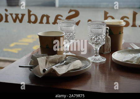 Boothbay Harbor, ME/USA - Oktober 20, 2019: Papierkorb nach auf einem Tisch nach dem Essen in einem Restaurant Stockfoto