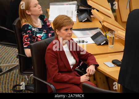 Edinburgh, 30. Oktober 2019. Im Bild: Nicola Sturgeon MSP - Erster Minister von Schottland und Leiter der Scottish National Party (SNP) Hört sich Michael Russell MSP in der Kammer. Szenen aus der Kammer im schottischen Parlament in Edinburgh. In der Ministererklärung: Auswirkungen der vorgeschlagenen neuen EU-Ausfahrt Deal über Schottland. Credit: Colin D Fisher/CDFIMAGES.COM Stockfoto