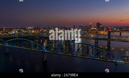 Mit mehreren Farben des Lichtes auf die Großen Vier Brücke vor Sonnenaufgang um lousville Kentucky Stockfoto