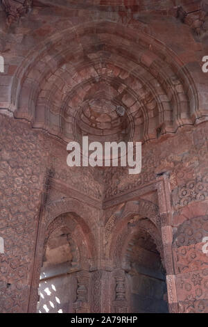 Alai Darwaza durch Alauddin Khalji im Jahre 1311 erbaut. Carving details. Stockfoto