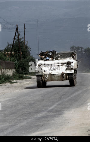 5. Juli 1993 während des Krieges in Bosnien: Eine britische Armee Alvis FV432 APC des Cheshire Regiments in der Nähe der britischen Basis in Bila, in der Nähe von Vitez. Stockfoto