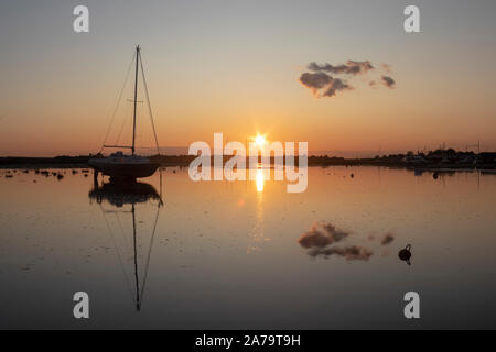 Reflexionen der Sonnenuntergang am Alten Leigh, Leigh-on-Sea, Essex, England Stockfoto