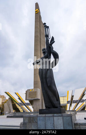 Minsk, Weißrussland - Oktober, 13, 2019: Obelisk Hero City Minsk und das Denkmal in der Nähe des weißrussischen Museum des Großen Vaterländischen Krieges in Minsk, Weißrussland Stockfoto