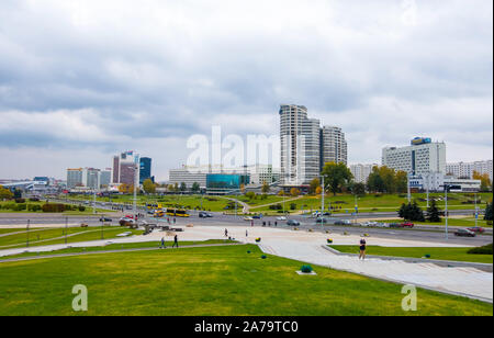 Minsk, Weißrussland - Oktober, 13, 2019: Ansicht der Gewinner Avenue oder Pobediteley Avenue im Stadtteil Nemiga oder Nyamiha in Minsk, Weißrussland Stockfoto